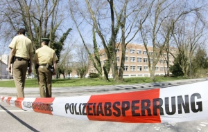 Soud v městě Landshut obklopily policejní zátarasy.